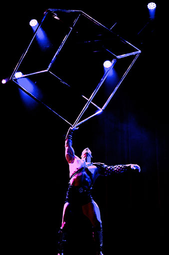 hoto de Jean-François Martel tenant un cube en métal